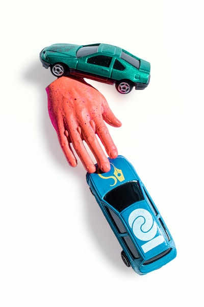 蓝红色汽车玩具